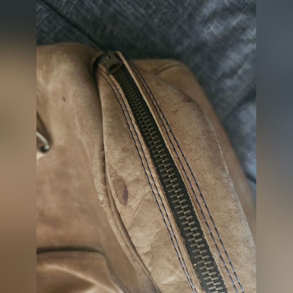 Vintage Light Tan Full Grain Leather Duffle Travel Bag. Unisex. - Picture 11 of 16